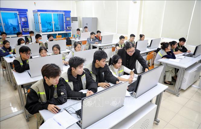 Lớp học Môn lập trình PLC tại Trường Cao đẳng Công nghệ Việt - Hàn Bắc Giang. (Ảnh: Danh Lam/TTXVN)